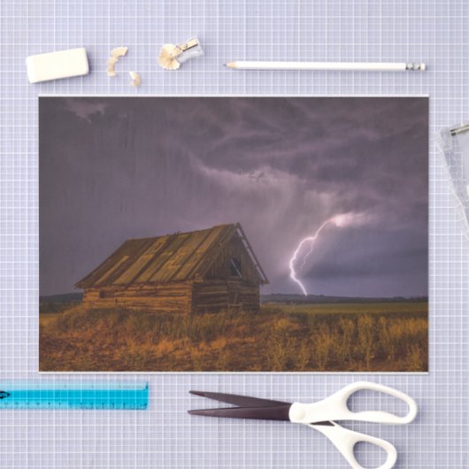 Geïsoleerde oude schuur met blikseminslag tissuepapier (Craft)