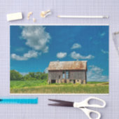 Geïsoleerde verweerde schuur op stenen "stelten" tissuepapier (Craft)