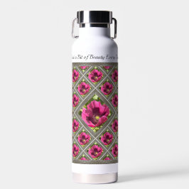 Geïsoleerde waterfles met magenta papavers