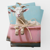 Geit in een roze bad inpakpapier vel (In situ)