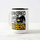 Gejaagd in de Bunkerkoffiebeker Tweekleurige Koffiemok (Voorkant links)