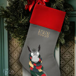 Gek Leuk Schattige Feestelijk Winter Ezel | Chique Kerstsok<br><div class="desc">De Fru Duck Co brengt u deze gekke leuke feestelijke winterezel in een gestolen, handgetekende illustratie met een chique elegante grijze achtergrond. Voeg een beetje grappig Fru rond het huis deze Feestdagen. Grappig! Feestelijk! Leuk! Pas het aan! Personaliseer het! Geef het! Hou het voor jezelf! Voeg er een naam aan...</div>
