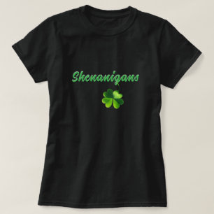 Gekheid en een T-shirt met een vierbladige klaver