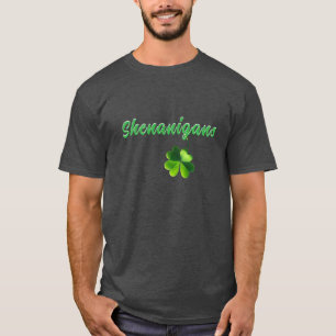 Gekheid en een T-shirt met een vierbladige klaver