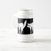 gekke, boze witte kat met gepijlde achterhalloween bierpul (Voorkant links)