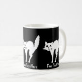 gekke, boze witte kat met gepijlde achterhalloween koffiemok (Voorkant rechts)