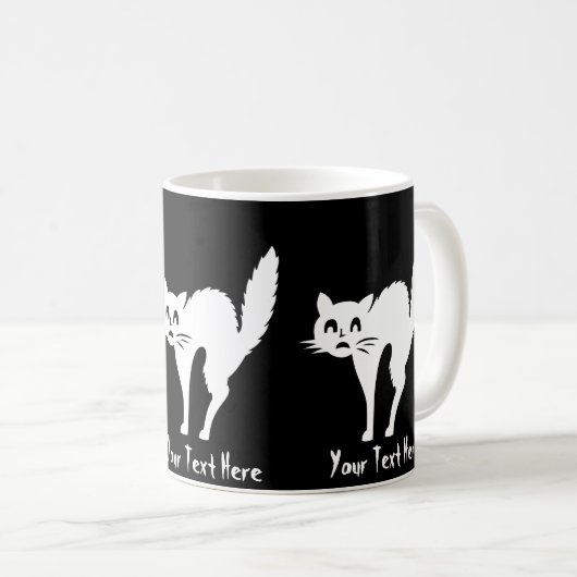 gekke, boze witte kat met gepijlde achterhalloween koffiemok (Voorkant rechts)