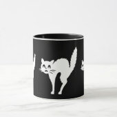 gekke, boze witte kat met gepijlde achterhalloween mok (Midden)