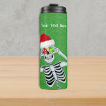 Gekke Christmas Skeleton Ornament Eyes Groen Goud Thermosbeker<br><div class="desc">Deze thermische tuimelfles om je drinken koud of warm te houden heeft een gekke skelet met een kerstmuts in witte vacht met rode en groene ornamenten tot aan zijn oogballen op een groene achtergrond met kleine gouden vlekken. Pas jouw tekst aan met de sjabloon.</div>