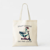 Gekke gans op de losse gans schaatsen op scooter tote bag (Achterkant)