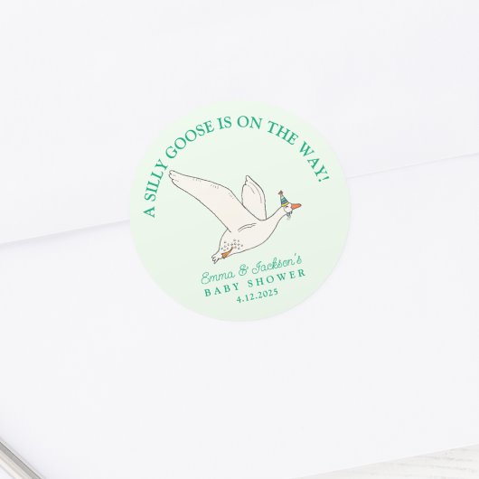 Gekke gans op de weg Groene Baby shower Ronde Sticker