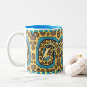 GEKKE GIRAFFE LONG NECK EN SPOTS, FUNNY FOLK ART TWEEKLEURIGE KOFFIEMOK