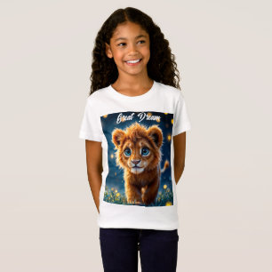 Gekke gouden leeuwenwelp in een droomachtige scène t-shirt