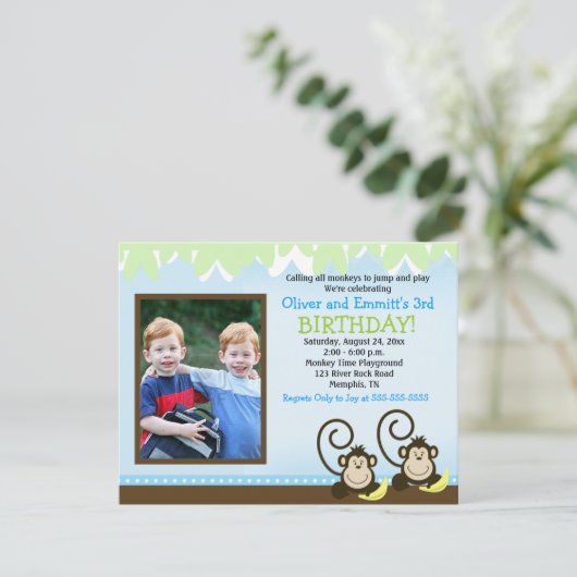 Gekke Monkey Twins Photo Birthday Invite Kaart (Staand voorkant)