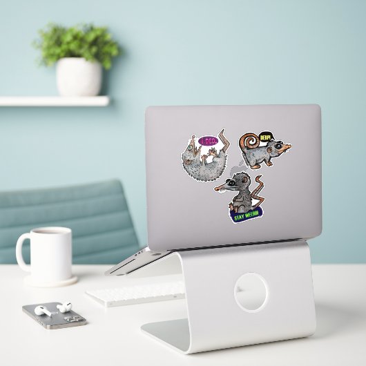 gekke opossum stickers (Laptop op bureau)