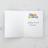 Gekke oude dame voor het krijgen van oudere verjaa kaart (Binnen)