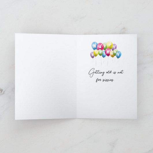 Gekke oude dame voor het krijgen van oudere verjaa kaart (Binnen)