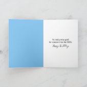 Gekke oude dame voor het krijgen van oudere verjaa kaart (Binnen)