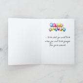 Gekke oude dame voor het krijgen van oudere verjaa kaart (Binnen)