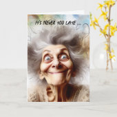 Gekke oude dame voor het krijgen van oudere verjaa kaart (Gele Bloem)