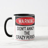 gekke persoon waarschuwt mok (Links)