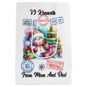 Gekke vakantiescene met kerstcadeaus medium cadeauzakje (Achterkant)