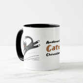 Gekke zwarte kat achtervolgt rode stip mok (Voorkant links)