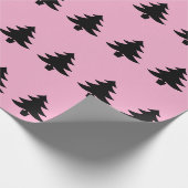 Gekke zwarte kerstbomen op lichtroze cadeaupapier (Hoek)