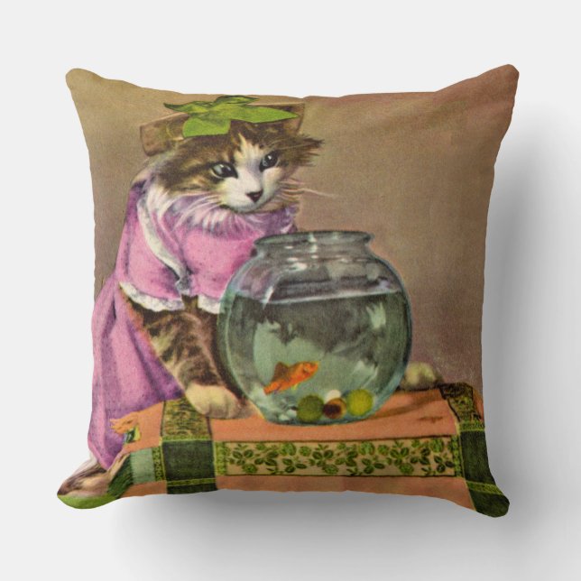 geklede kat en viskuit kussen (Voorkant)