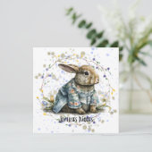 Gekleed paaskonijn in krans van bloemen feestdagenkaart (Staand voorkant)