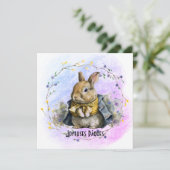 Gekleed paaskonijn in krans van bloemen feestdagenkaart (Staand voorkant)