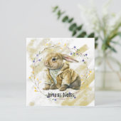 Gekleed paaskonijn in krans van bloemen feestdagenkaart (Staand voorkant)