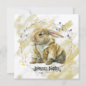 Gekleed paaskonijn in krans van bloemen feestdagenkaart (Voorkant)