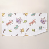 gekleurd zeefpatroon met zeeslepels en vissen v badhanddoek (Badhanddoek)