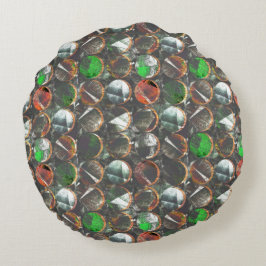 gekleurde cirkels met een donkere textuur rond kussen