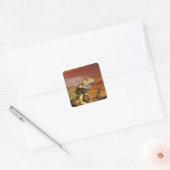 Gekleurde draak (Pogona Vitticeps) op een tak, Vierkante Sticker (Envelop)