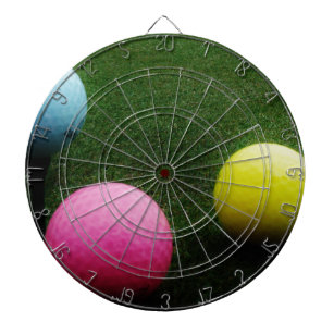 gekleurde golfballen en kar dartbord
