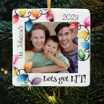 Gekleurde Kerstverlichting Foto Kerstmis Keramisch Ornament<br><div class="desc">Stuur dit seizoen je feestvreugde met een gepersonaliseerd 'Lets Get Lit' kerstornament! Met een heldere en gedurfde weergave van lichten rondom uw familiefoto,  jouw naam en jaar,  maakt dit ornament zeker een blijvende indruk. Zet de perfecte finishing touch op uw vakantie met dit unieke en feestelijke ontwerp!</div>