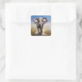 Gekleurde olifant loopt door vlakte vierkante sticker (Tas)