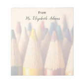 Gekleurde potloden achtergrond. notitieblok (Voorkant)