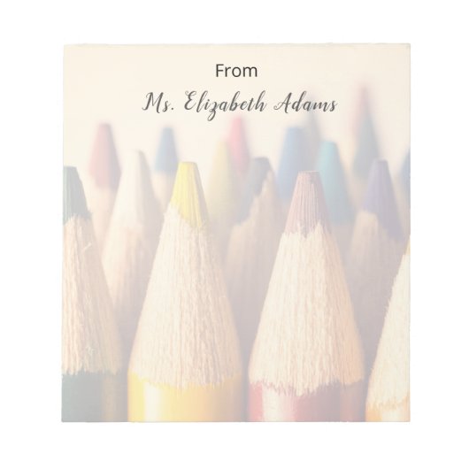 Gekleurde potloden achtergrond. notitieblok (Voorkant)