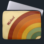 Gekleurde retrocessiegeleerde regenboognaam laptop sleeve<br><div class="desc">Retroregenboogontwerp. Regenbooglagen in gedempte kleuren,  oranje,  rood en groen. Groovy retro 70 regenboogcadeaus,  thuisdecor.</div>