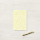 Gekleurde schoolbenodigdheden patroon post-it® notes (Op bureau)