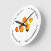 Gekloonde vis houdt gewoon de zwemklok bij ronde klok (Hoek)