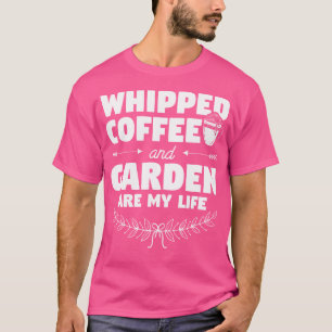Geklopte koffie en tuin zijn mijn leven Tuinieren T-shirt
