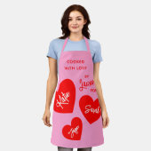 Gekookt met liefde gepersonaliseerd roze schort (Gedragen)