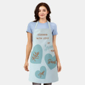 Gekookt met liefde gepersonaliseerd zacht blauw schort (Gedragen)