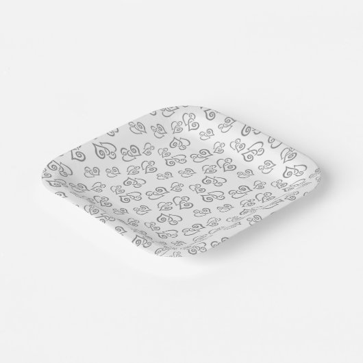 Gekoppeld grijs hartsatroon boven wit luiers papieren bordje (Gebogen)