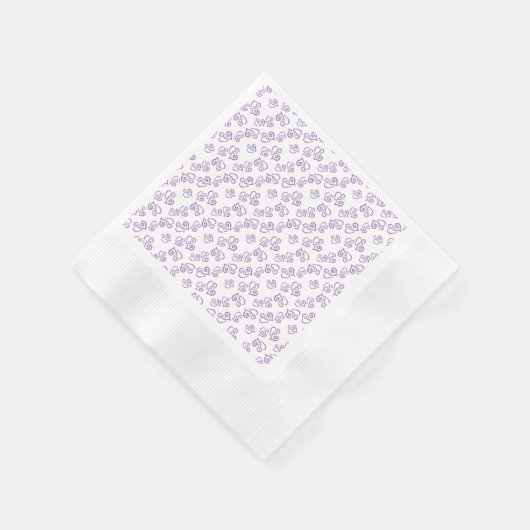 Gekoppeld Paarse hartpatroon over witte servetten (Hoek)