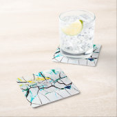 Gekoppelde acrylelementen met meerdere kleuren kartonnen onderzetters (Insitu)